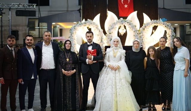 Aziz Yılmaz ile Melike İnci'nin düğünü siyaset ve bürokrasi dünyasını Kahta'da buluşturdu