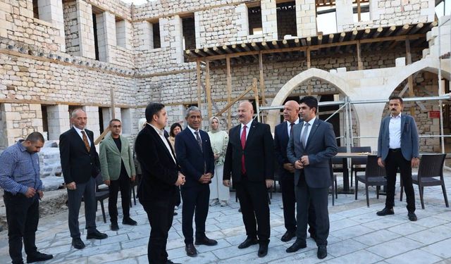 Adıyaman Valisi Küçük Tarihi Tuz Hanı'ndaki restorasyon çalışmalarını inceledi