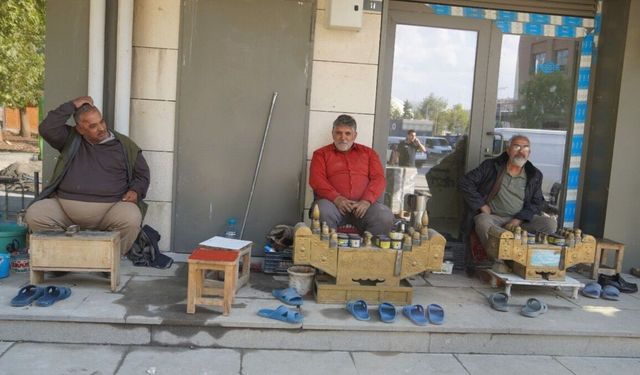 Adıyaman'da ayakkabı boyacıları Başkan Tutdere'den çalışma alanı istedi