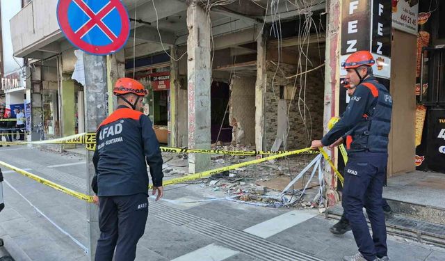 Adıyaman'da ağır hasarlı binadan gelen çatırtı sesleri korkuttu