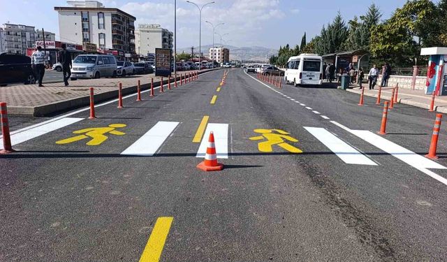 Adıyaman'da asfalt sonrası yol çizgileri trafik güvenliği için yenileniyor
