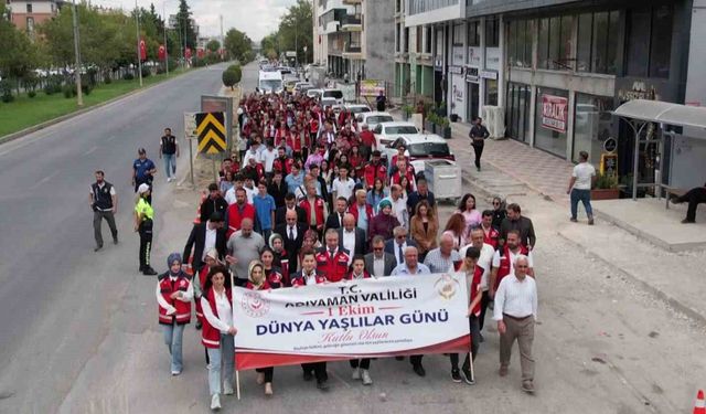 Adıyaman'da Dünya Yaşlılar Günü dolayısıyla kortej yürüyüşü