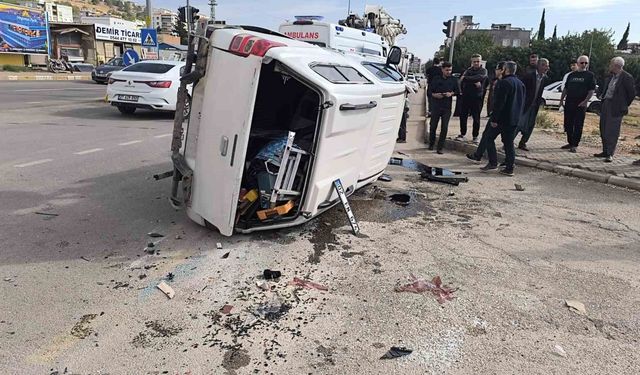 Adıyaman'da otomobil ile kamyonet çarpıştı: 3 yaralı
