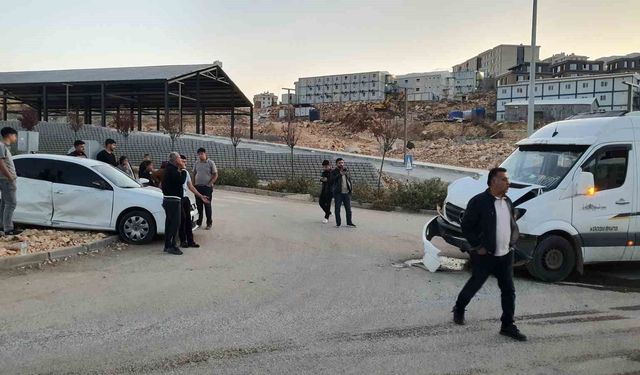Adıyaman'da otomobil minibüsle çarpıştı: 4 yaralı