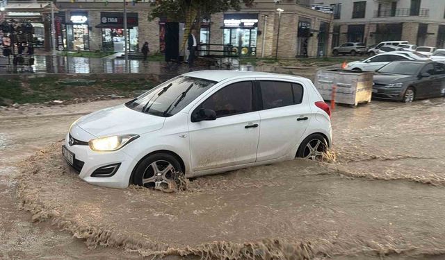 Adıyaman'da sağanak yağış hayatı olumsuz etkiledi