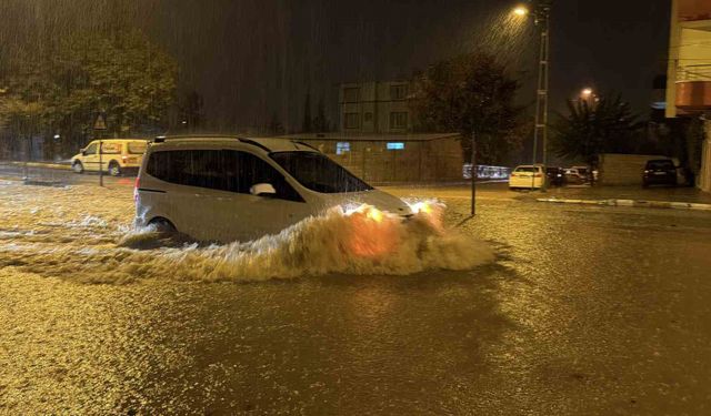 Adıyaman’da Yollar Göle Döndü, Araçlar Mahsur Kaldı