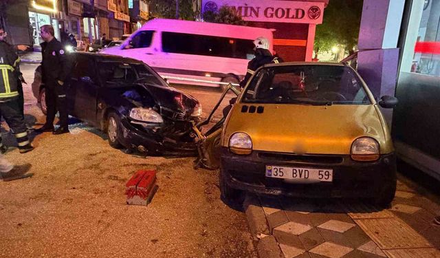 Çarpışan otomobiller iş yeri vitrinine çarparak durabildi: 2 yaralı