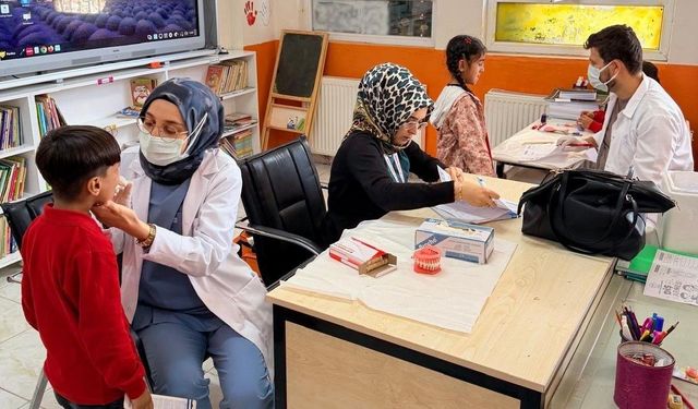 Kâhta'da köy okullarındaki öğrencilere ağız ve diş sağlığı eğitimi