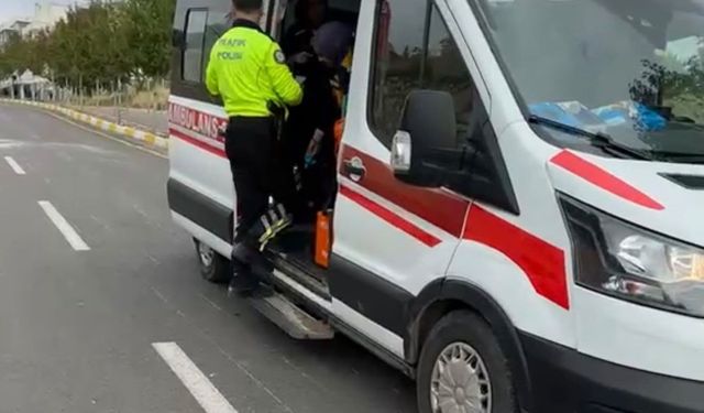 Karayolundaki parke taşına çarpan motosiklet devrildi: 1 yaralı