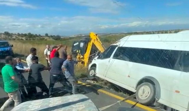 Minibüs şarampolde askıda kaldı