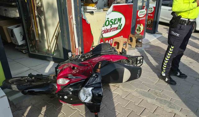 Adıyaman'da motosiklet çocuğa çarpıp iş yerine daldı: 1 yaralı