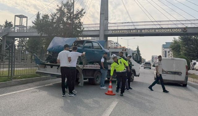 Adıyaman’da otomobil refüje çıktı