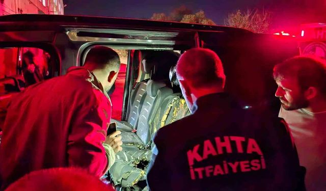 Park halindeki otomobil alev aldı