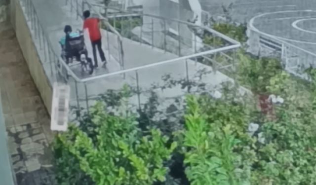 Yağmur altında arkadaşını yalnız bırakmayan küçük Yusuf yürekleri ısıttı