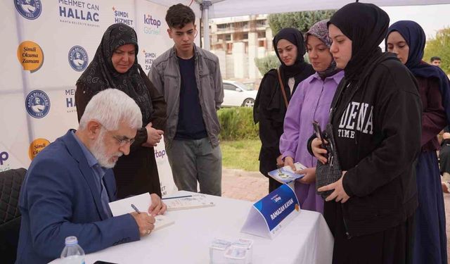 Yazar Ramazan Kayan, Kâhta 2. Kitap Günleri'nde okurlarıyla buluştu