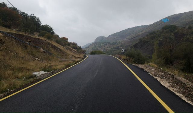 Çelikhan'da Aksu köyünün yolu sıcak asfaltla yenilendi