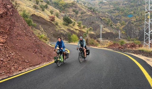 Dünyayı pedallayan turistler Çelikhan'daki köy yoluna hayran kaldı