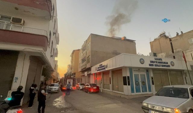 Kahta'da üç katlı evin çatısında yangın çıktı