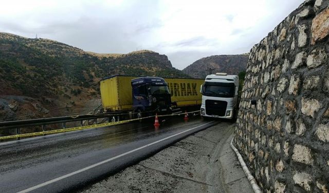 Malatya-Adıyaman yolunda kontrolden çıkan tır bariyerlerde askıda kaldı