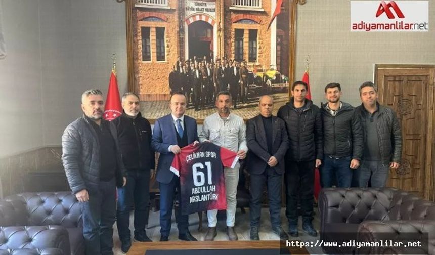 Çelikhanspor'dan Kaymakam Arslantürk'e Forma Hediyesi