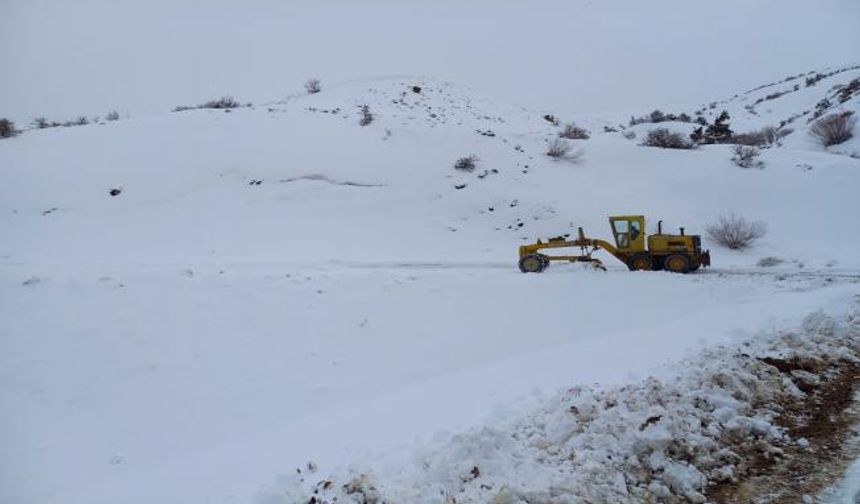 Malatya'da kar mesaisi devam ediyor