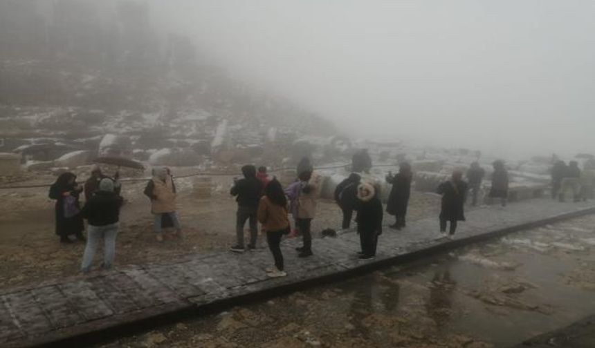Turistler, soğuk havaya aldırış etmeden Nemrut Dağı'na tırmandılar