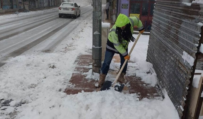 Besni'de kar temizleme çalışmaları devam ediyor