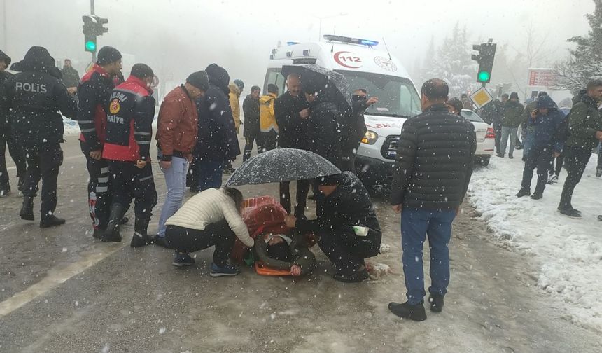 Kayan otomobil kaldırımda yürüyen yayalara çarptı: 5 yaralı