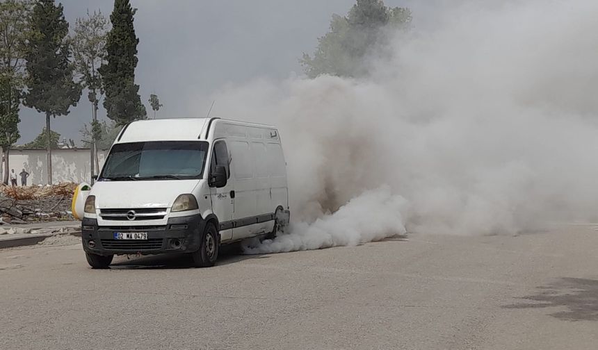 Minibüste çıkan duman paniğe neden oldu  - Videolu Haber