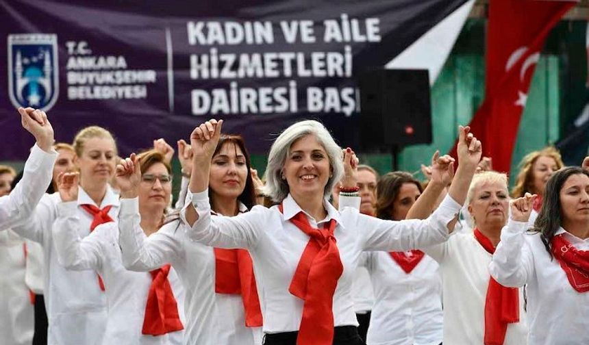 Ankaralı 100 kadınlardan zeybek gösterisi