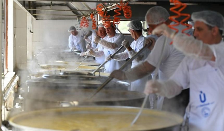 Üsküdar'da 30 bin kişiye sıcak yemek