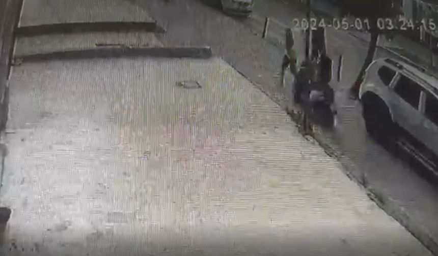 Kaldırımdaki çocuğa motosikletin çarpma anı güvenlik kamerasına yansıdı  - Videolu Haber
