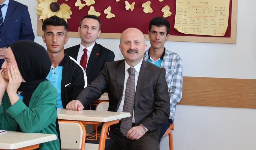 Vali Varol Samsat Çok Programlı Anadolu Lisesi'ni ziyaret etti 