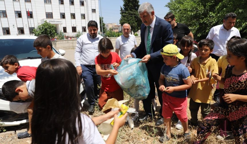 Kahta Belediye Başkanı Hallaç, öğrencilerle çöp topladı