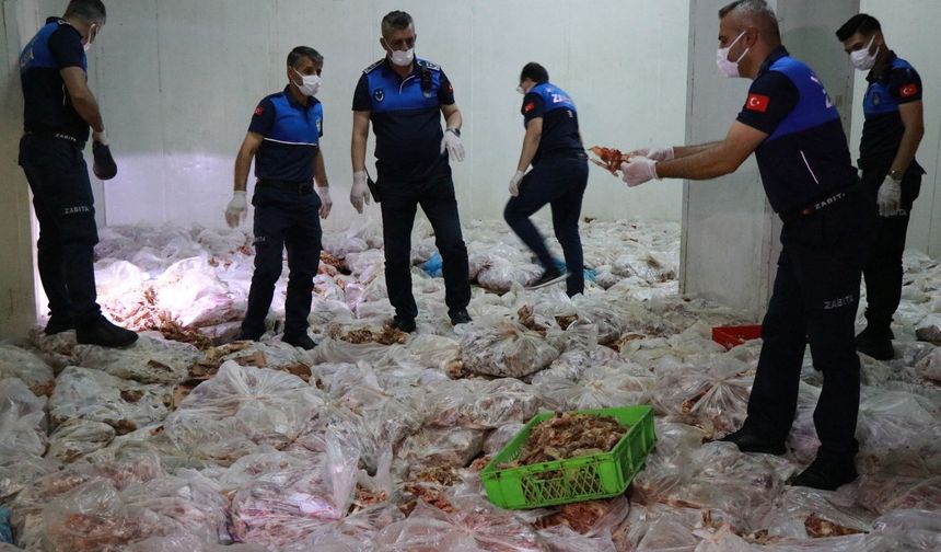 Zabıta ekiplerinden depo baskını: 10 ton kokmuş tavuk eti bulundu    - Videolu Haber