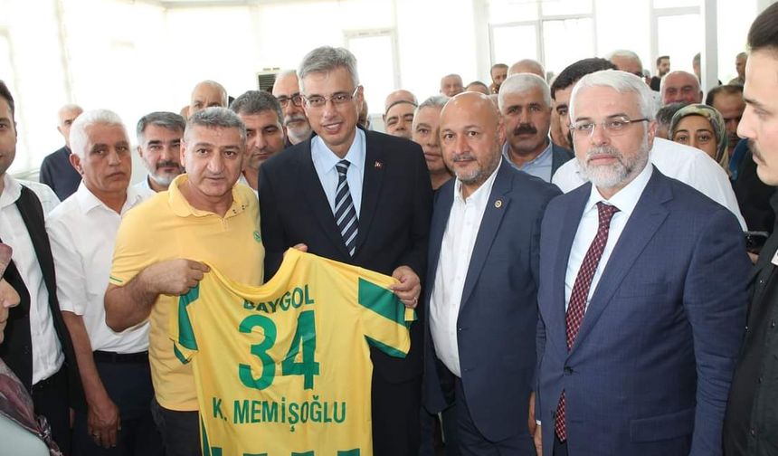 Baygol Yaşar Bayram'dan Sağlık Bakanı Memişoğlu'na Forma Hediyesi