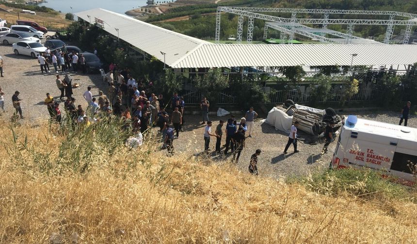 Şarampole devrilen araçtaki iki kişi hayatını kaybetti  - Videolu Haber