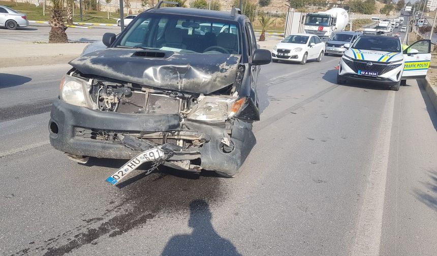 Adıyaman Altınşehir mevkiinde zincirleme Kaza: 3 yaralı  - Videolu Haber