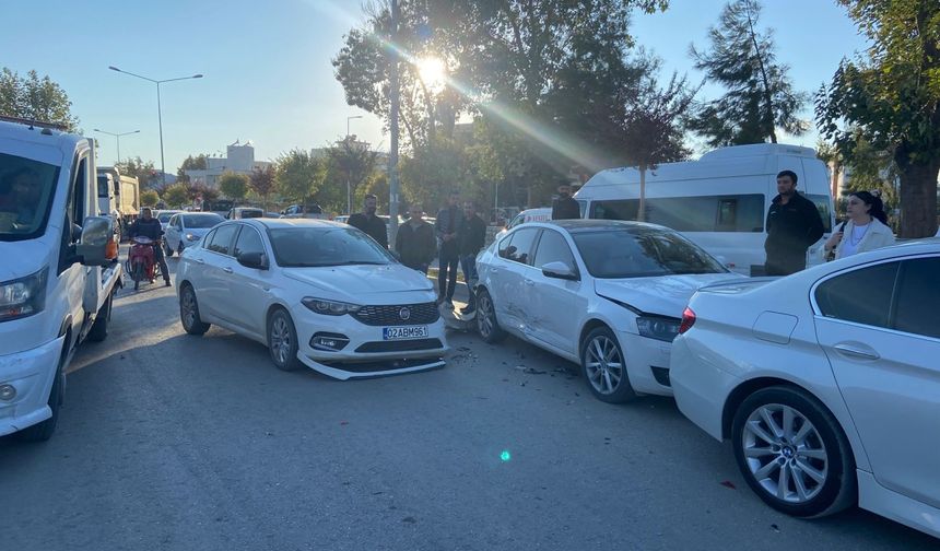 Adıyaman'da zincirleme kaza: 4 araç birbirine girdi  - Videolu Haber