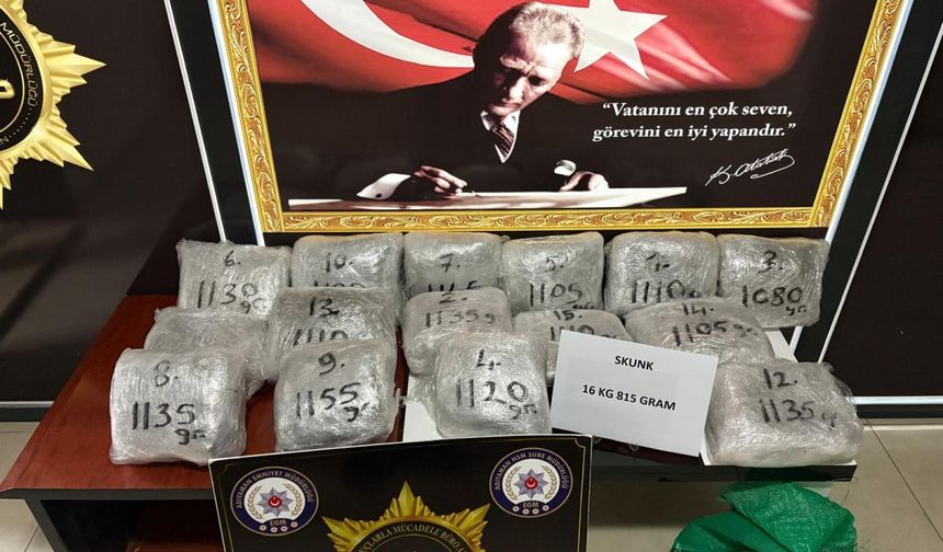 Adıyaman’da araçta yaklaşık 17 kilogram uyuşturucu ele geçirildi: 2 gözaltı  - Videolu Haber