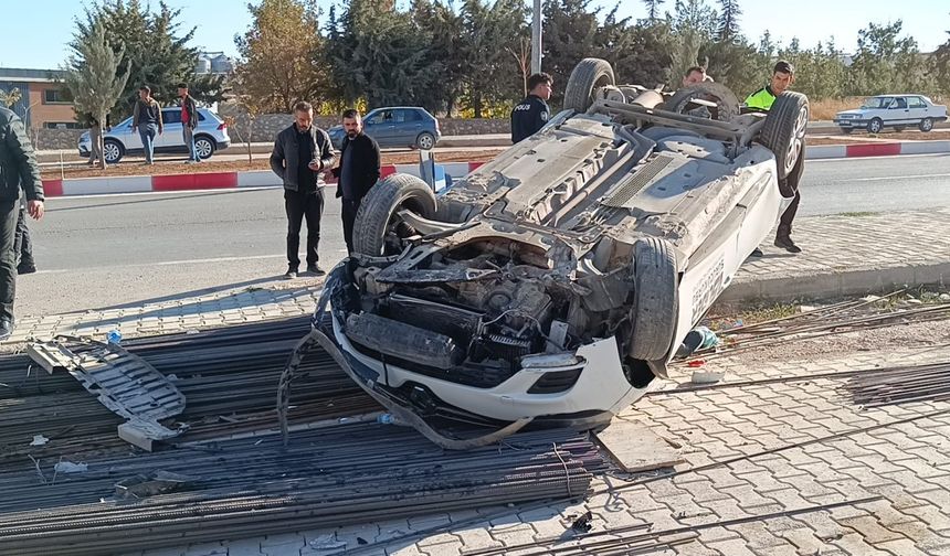 Arkadan çarptığı eğitim otomobilindeki 2 kişi yaralandı  - Videolu Haber