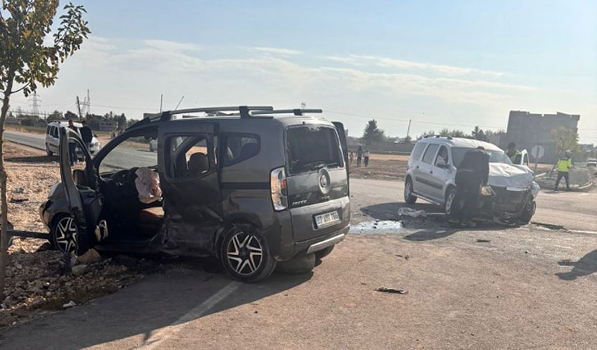 Şanlıurfa’da otomobil ile hafif ticari araç çarpıştı: 5 yaralı 