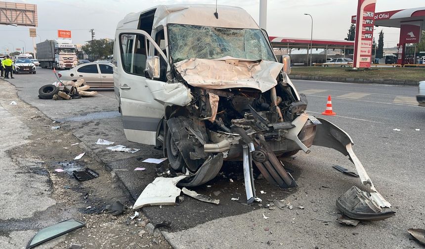 Şanlıurfa’da servis minibüsü ile tır çarpıştı: 12 yaralı  - Videolu Haber