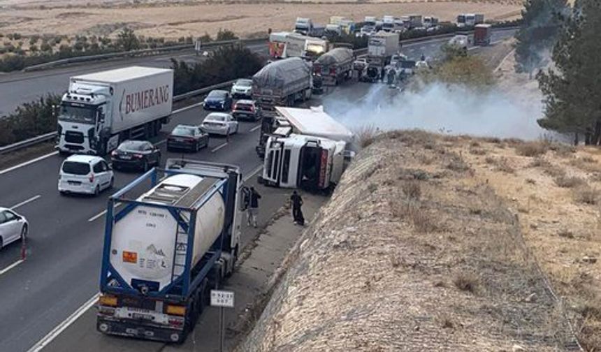 Şanlıurfa’da tır ile otomobil çarpıştı: 1 ölü, 4 yaralı 