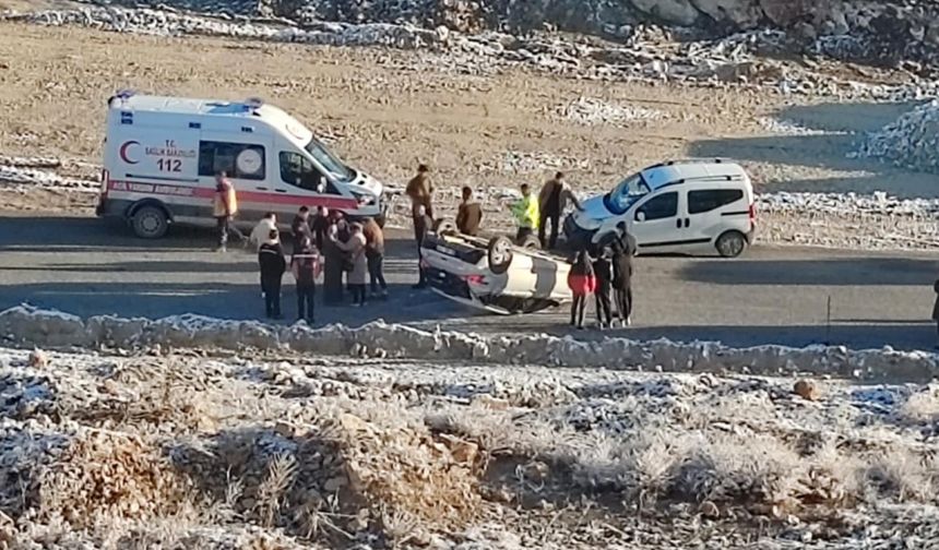 Adıyaman’da hafif ticari araç ile otomobil çarpıştı: 2 yaralı 