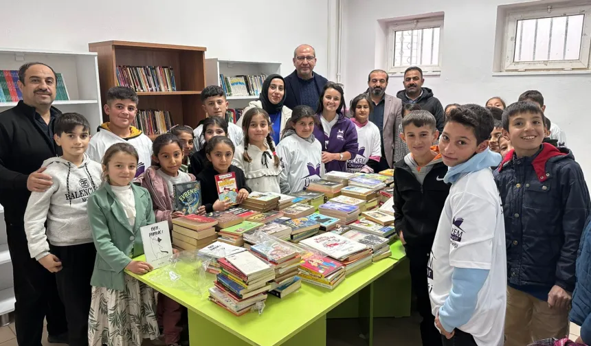 Deprem bölgesindeki okullara kitap desteği... 10 binden fazla kitap teslim edildi