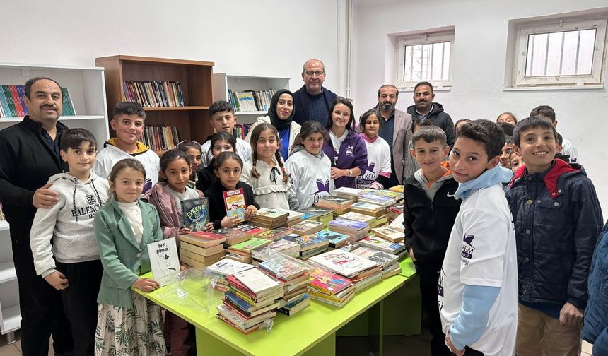 Deprem bölgesindeki okullara 10 binden fazla kitap desteği: Çocukların yüzü güldü 