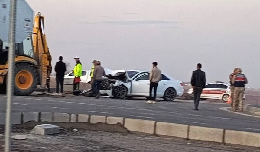 Şanlıurfa’da kepçeye çarpan otomobilin sürücüsü hayatını kaybetti 