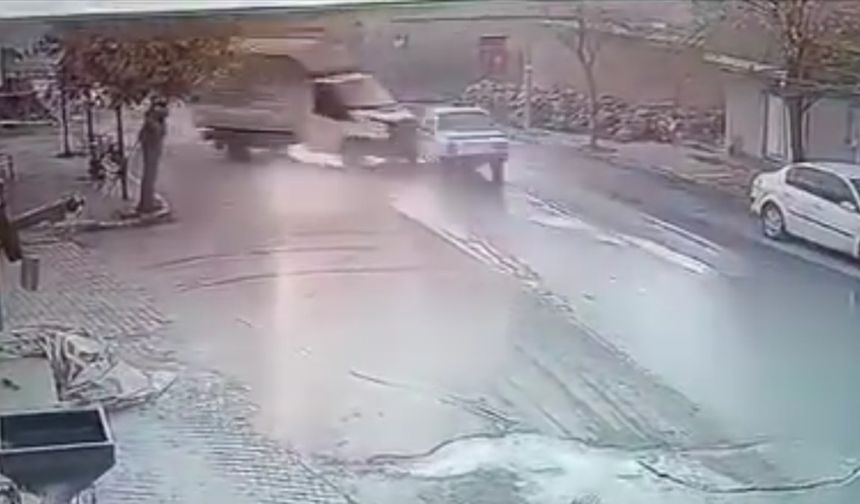 Şanlıurfa’da trafik kazası kameraya yansıdı: 2 yaralı  - Videolu Haber