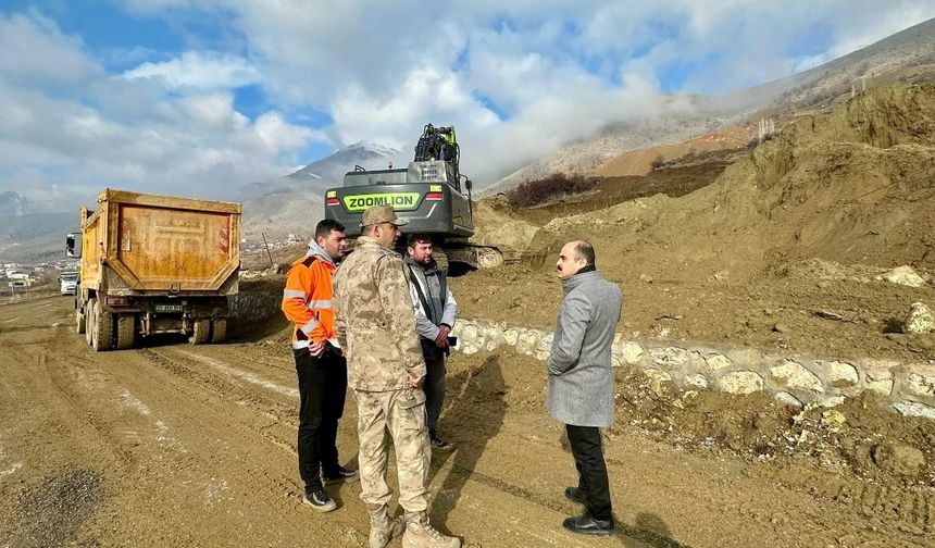 Kaymakam Altınöz, deprem konutları şantiye alanında incelemede bulundu
